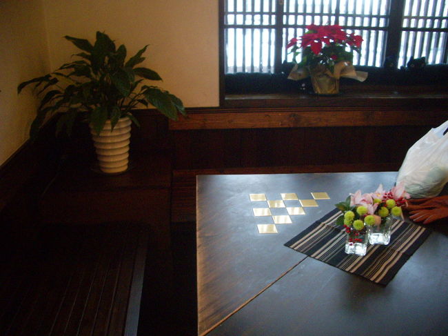 元町茶寮　に入りました。<br />知らずに入りましたが、どなたかの有名な文学者の家の２軒分を<br />改装したとのこと。