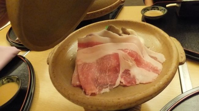 おいしそうな島豚ロースの陶板焼き（予定）だが、<br /><br />焼き上がったところで<br /><br />いつも大変お世話になっている<br /><br />岩氏に差し上げた。<br /><br />※ イカンっ！旅のガイドの兼<br /><br />ツアープランナーのユウコリンに<br /><br />伺えば良かった？か