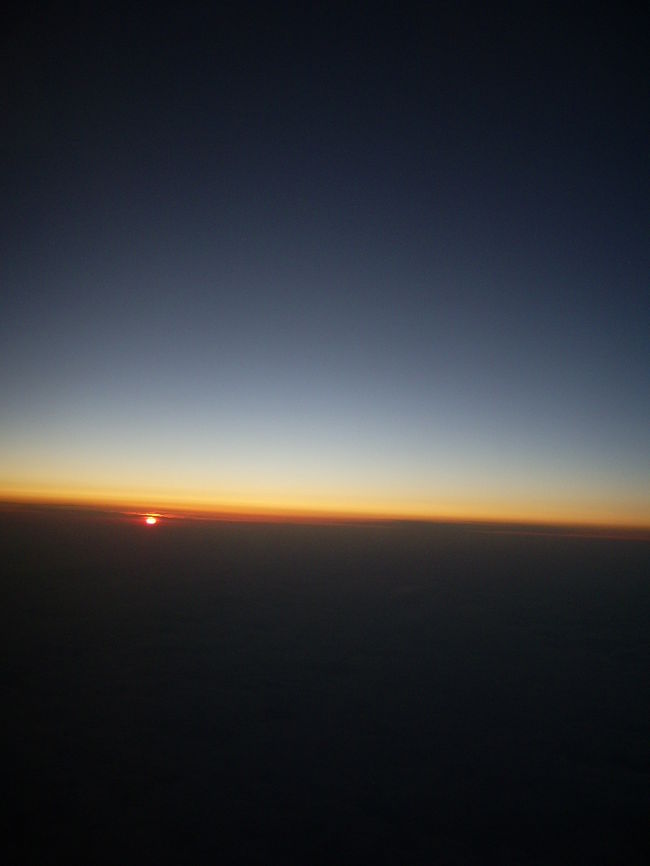 午後４時の飛行機に乗ったら<br />まさに日没。<br />は〜るばる〜来たぜ〜は〜こだて〜♪<br />の反対で　は〜るばる、帰るぜ〜関西　♪　と<br />つぶやきました。<br /><br />１ヶ月で５本もブログを書いた函館暮らしでした。<br />ご覧下さってありがとうございました。<br /><br />