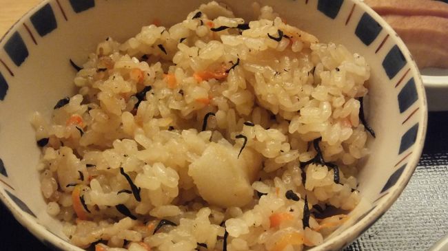 豚だしを使って炊き込む<br /><br />沖縄風炊き込みご飯ジューシー。<br /><br />これは、2口ほどしかいただいていない。