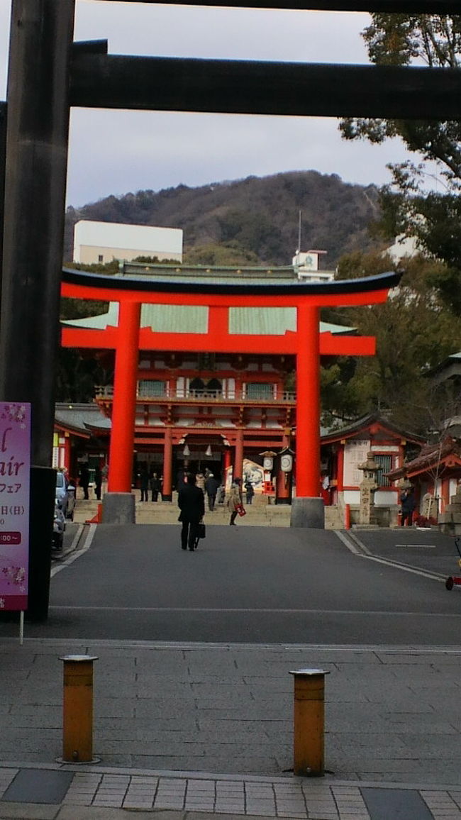 JR三ノ宮駅より徒歩 約５分ぐらいのところにあります。縁結びの神様。藤原紀香さんと陣内智則さんの結婚式が行われたことで有名。阪神・淡路大震災など、多くの災害等の被害に遭ってきましたが、そのつど復興されてきたことから、生田神社の神様は「蘇る神」としてのパワーがあるとも囁かれているそうです。<br />