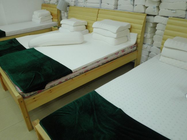 お店に入って最初にラテックス・寝具売り場へ