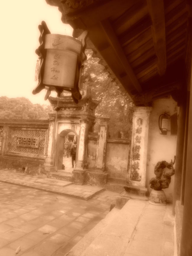 モノクロだといい味でるなあ。。ホアルーの寺院