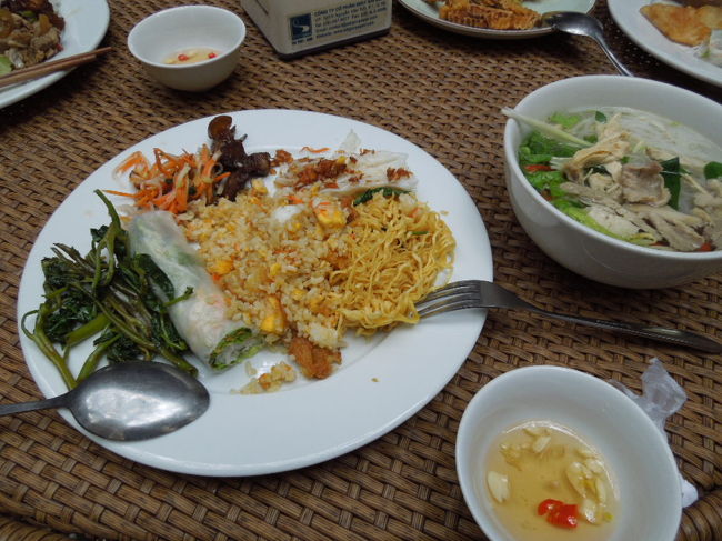 バイキング　ランチ。ごちゃごちゃで美味しそうに見えづらいけど、野菜炒めや　フォー　生春巻、やぎの肉などそれぞれ美味しかった☆