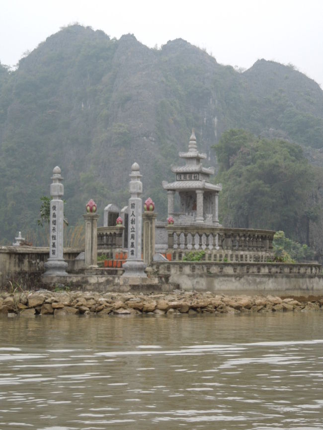 お墓。べトナムでは水辺に建てるそう。