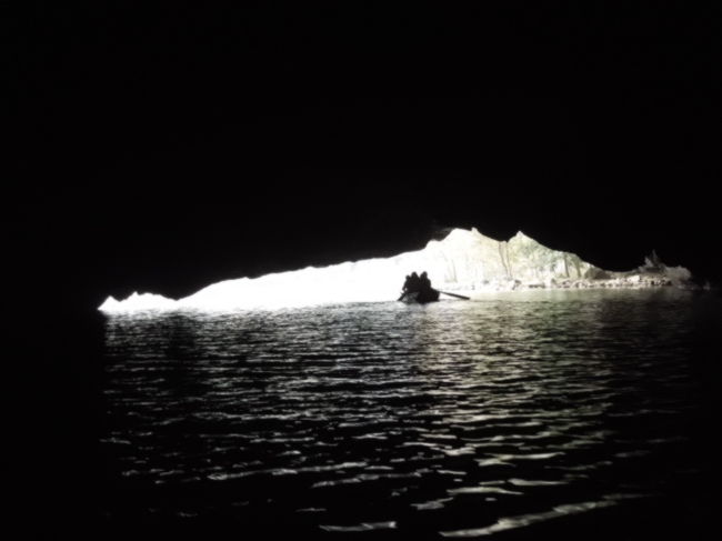 ボートに揺られながら鍾乳洞のある洞窟を潜り抜ける。