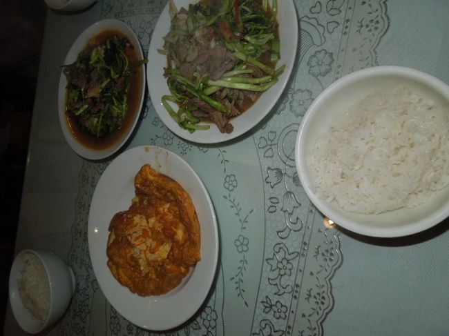 ホテルのスタッフさんがパパッと作ってご馳走してくれた。野菜と何かのお肉炒め＆卵焼きみたいなの。めちゃウマでした☆　お茶椀は小さめだったのでおかわりしちゃいました。