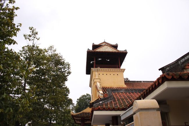 持ち物などのチェックを受けて<br />カメラをガイドさんに預けます。<br />そして、眠っておられるホーチミン氏にお会いしてきました。<br /><br />無知で何にも知らなかった私は、ホーチミン氏のお墓だとばかり思っていましたので、びっくりでした。<br /><br />静かに厳粛にお会いできました。<br />警備がものすごくて、角々に軍人さんが立っておられましたし、周りを何人もの方が囲むようにおられました。