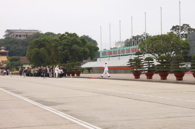 向こうに並んでいる方々は今から中に入られるのだと思います。