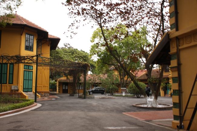 ホーチミン氏が住んでいたというお家を見に行きます。