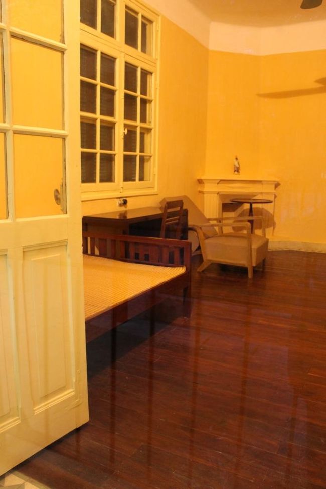 窓から中をのぞきます。