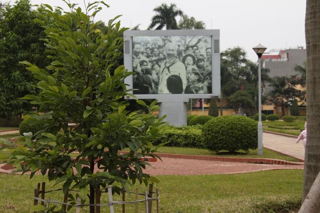 ホーチミン氏の偉業をたたえているのでしょうか、いくつかのモニターが設置されていました。