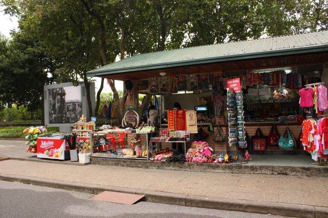 ホーチミン廟の裏通りの参道ということでしょうか。<br />お土産屋さんの前を歩いて一柱寺へ向かいます。