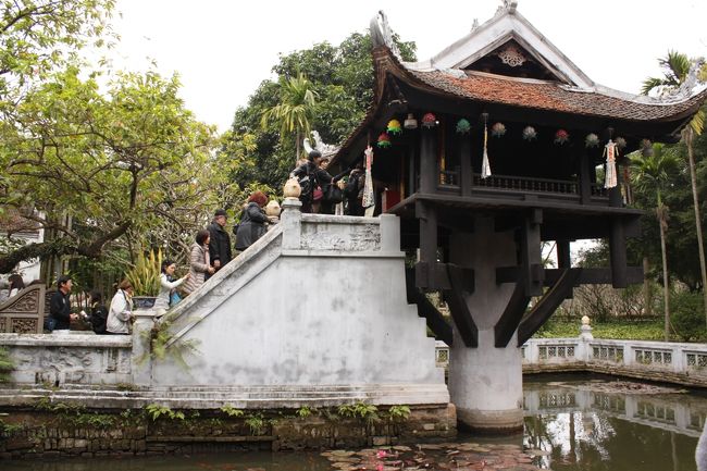 確かに1本の柱の上にお寺があります。