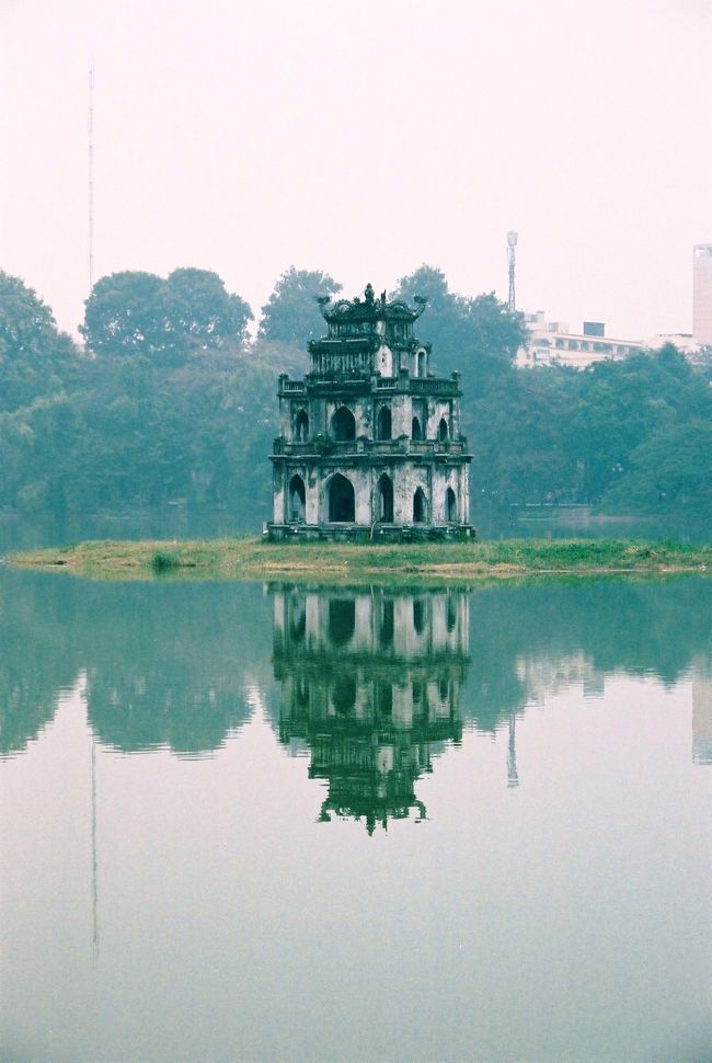 街の真ん中に広がるホアンキエム湖（左は亀の塔）。<br /><br />周辺の市街地は小さめだけど、恐ろしいバイク量で横断歩道一つ渡るのも大変。<br />タクシーを使う機会はわりと多い。<br /><br />見分け方は白のカローラ、メーターの位置が助手席側、運転手の身なり…位かな。<br /><br />街でクラクション鳴らして客引きするヤツはだめ。<br /><br />財布にお札入ってるのに「おつりがない」って言うわ、遠回りして料金あげるわで苦労しました。いちいちキレて疲れた。<br /><br />旅行中に一番接触する業種の人たちがそんなんでは残念過ぎるよ。<br /><br />男性やスーツなら女性も大丈夫とか。<br /><br />土地勘のなさそうな旅行者と判断するや、狙われるようです。<br /><br />