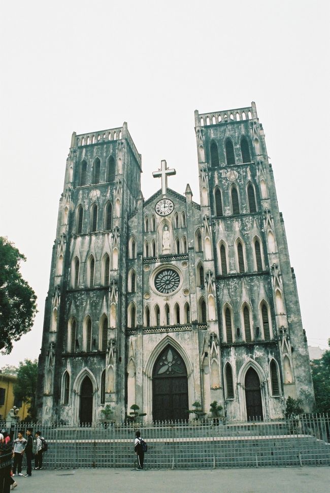 ハノイ大教会。時間によっては中に入れるようです。この近くのニャートー通りが基本的な遊び場でした。