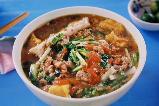 妹の店の前にある大人気のブン屋さん。１００円くらい。<br /><br />こしのある細麺です。初めましてな具も多くてスリリングでしたが、味は◎！インドネシアのサンバル的なお手製の辛みディップもあって、途中で混ぜるとまたおいしい。<br /><br />「ベトナム人がいっぱいいる屋台はハズレなし」なんだそうです。