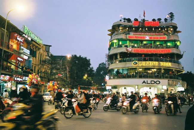 湖のほとりの交差点。こんな所を徒歩で渡らなきゃなんで、大変です。目が回っちゃいます。<br /><br />右側のビルの５階のカフェからは湖が一望できて素敵でした。