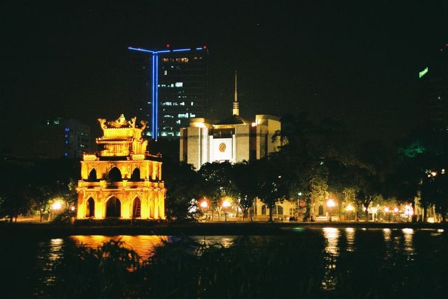 夜の亀の塔はライトアップされてきれい。