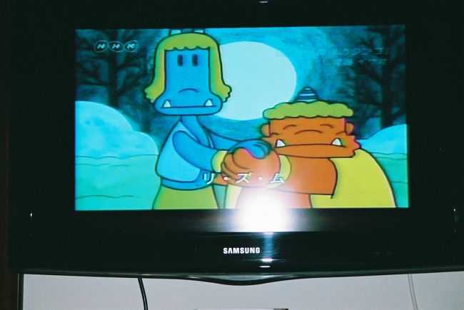 ホテルではNHKの番組を見てました。懐かしのみんなの歌。<br /><br />時差あるから、ニュースなんかは変な感じ。