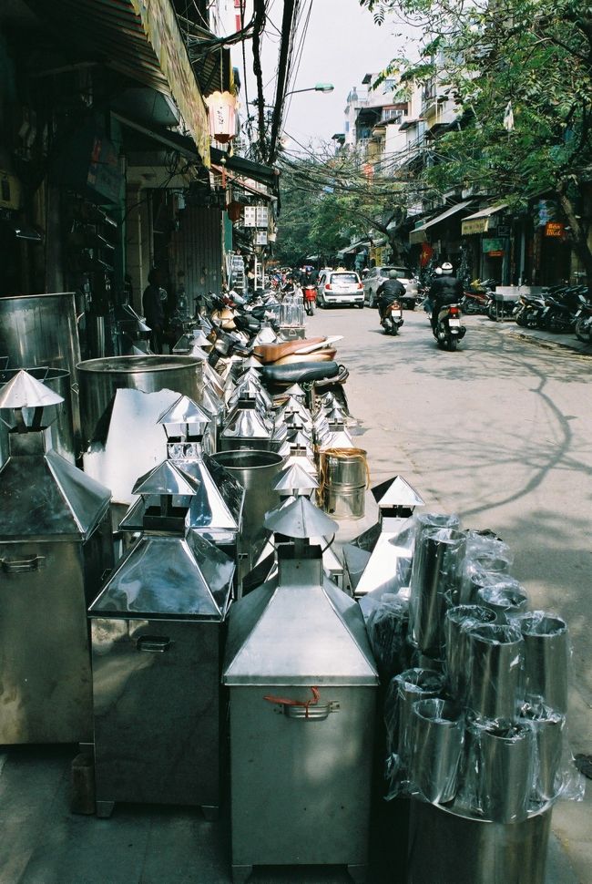 通りは「ブリキの通り」。シルクの通りやら漢方薬の通りやら、商品は通りごとに分かれています。<br /><br />ホテルと教会の通り道だったのですが、観光客に興味がない感じがとても好きだった。<br />