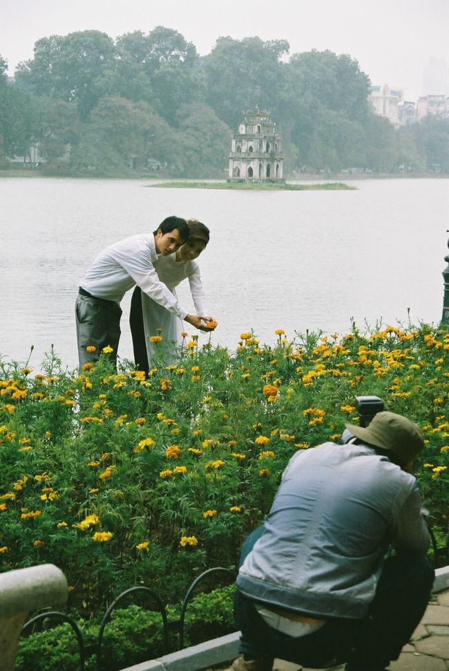 ホアンキエム湖周辺ではよく結婚式用？のカップル撮影が行われていた。