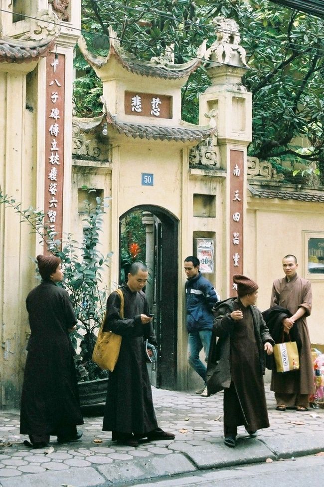 教会近くの寺院の前で。