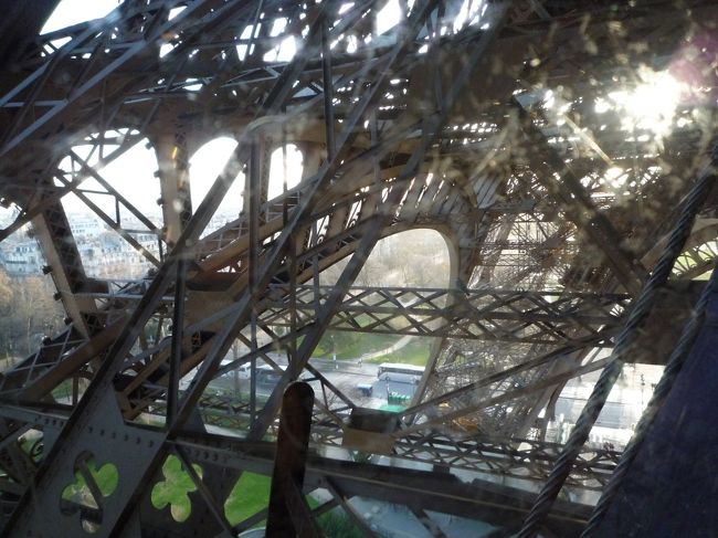 エレベーターがぐんぐん上って行きます。