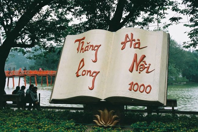 ハノイはもう二度と行きたくない。<br /><br />石灰が舞うような空気は息苦しくて肺がもさもさするし、<br />ひったくりや事故の危険を感じるほどの交通量。<br /><br />欠点を払しょくする街の魅力はなく、立地的に利用を避けて通れないタクシーは、メーター改ざんによるぼったくりや遠回りを常に警戒しなきゃいけない。<br /><br />ショッピングもホーチミンほど面白い物は売っていない。<br /><br />…というのが私の率直な感想です。主観的ですけど、いつもストレスと隣り合わせはつらかったです。<br /><br />成田1000発、1440(日本時間1640)着。<br /><br />ノイバイ空港からはタクシーで。<br />市街地へは３０分約３０万VNDもしくは１６ドルぽっきりでどこまでも。<br />私は空港出口に乗車ポイントがある「ノイバイタクシー」を利用しました。