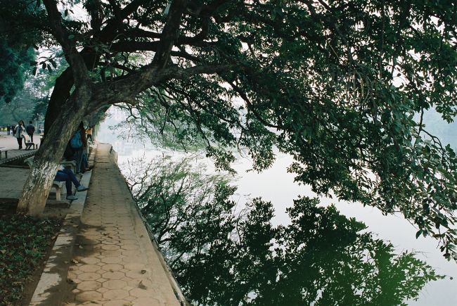 湖は一周徒歩１５分か２０分くらいで回れる大きさ。<br /><br />この道は静かで、カップルが並んで座っていて好きだったなぁ。