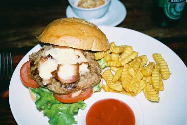 洋食食べたくなってハンバーガー食べました。西洋の方が経営しているお店でしたが、ここはクオリティー高し。<br /><br />カボチャとパクチーのサワークリーム和えサラダもおいしかった。