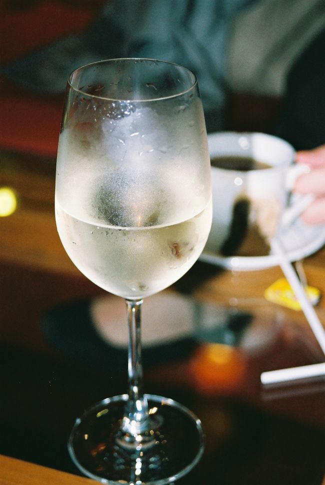 ホテルのバーで、大好物のアマレットを。本当はジンジャエールで割りたかったけれど、ハノイではジンジャエールは売ってないらしい。<br /><br />なので７upでオーダー。<br />これでもかなり◎！