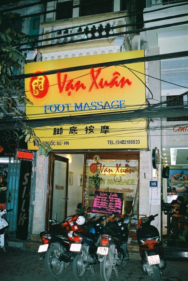 大好きだったVan Xuan（ヴァン・サン）のマッサージ。<br />２時間全身で１１ドル（＝２２万ドン）の安さ。足だけなら７０分１２万ドン。２回行きました。<br /><br />何より気持ちいいです。薬草の足湯をして、丁寧に全身マッサージしてくれます。足だけのオーダーの時も上半身を結構やってくれます。<br />とても気持ちよくてほかほかして、体調が良くなります。<br />私はチップ５万ドン渡してました。<br /><br />逆に…高級エステの「アナムQT」は大損しました。<br />妹とテンション上がって「いっちゃおうか！」とフェイシャル９０分を予約。６０ドルの大金です。<br /><br />なのにエステティシャンは我々２人に対して１人。待たされた時間分の延長もなし。<br />日本じゃまず考えられないです。<br /><br />コースも自宅でできるようなスチームとパックが８割を占め、手を使ったマッサージは１０分やってないんじゃないかな。<br />肌も全然よくならないし。<br />ここは行かない方がいいですよー。もったいないですー。<br /><br />