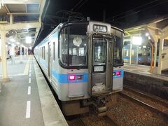 この日の最終電車、伊予西条行きです。
最終電車と言うことで酔っ払いも多く、車内で吐いている乗客がいてちょっとびっくりしました。乗務員さんはちょっとキレ気味でした（苦笑）まぁ当然ですよね。