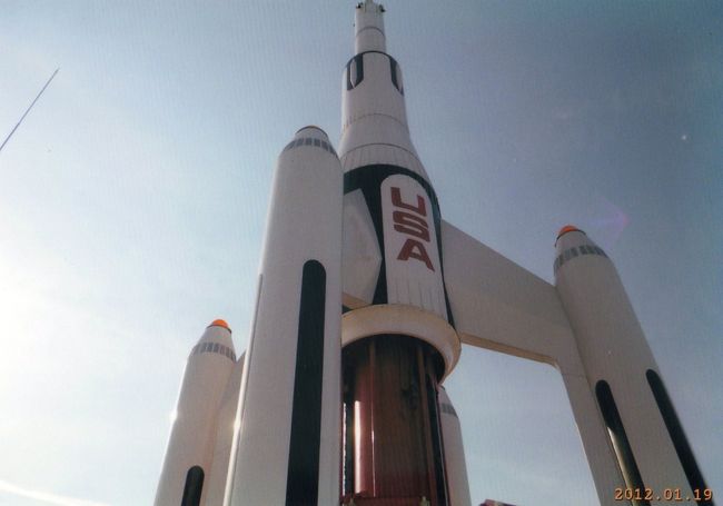 開園10：00ですが<br />３０分前くらいに到着。<br />チケット購入して、今日は右まわりで行こう！<br /><br />モンスターズインクのファストパスとってから<br />スタージェット乗車。<br />5分待ち。<br /><br />朝一番だけに、さすがに寒い。<br />けど、良い寒さかな。<br /><br />空いてるかも。。。