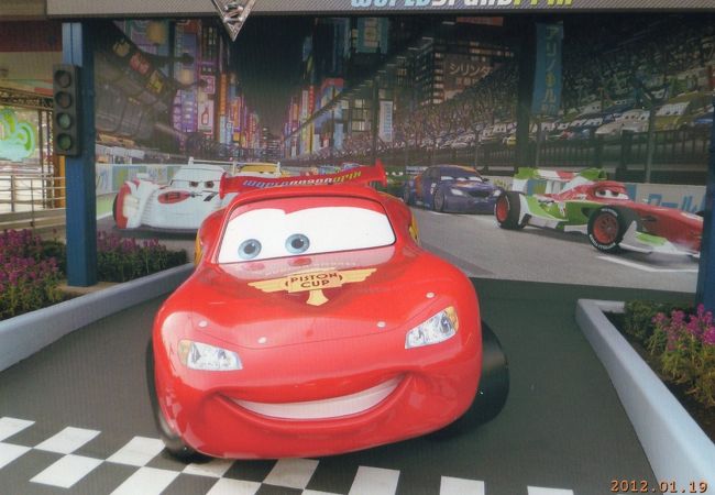 グランドサーキットの前<br />カーズのやつだ！