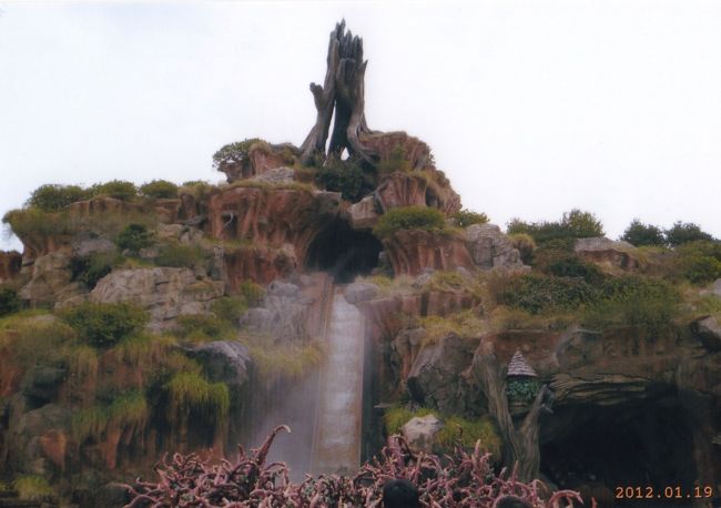 早めの昼食をグランマ・サラのキッチンでとって<br />スプラッシュマウンテンに向かいました。<br />