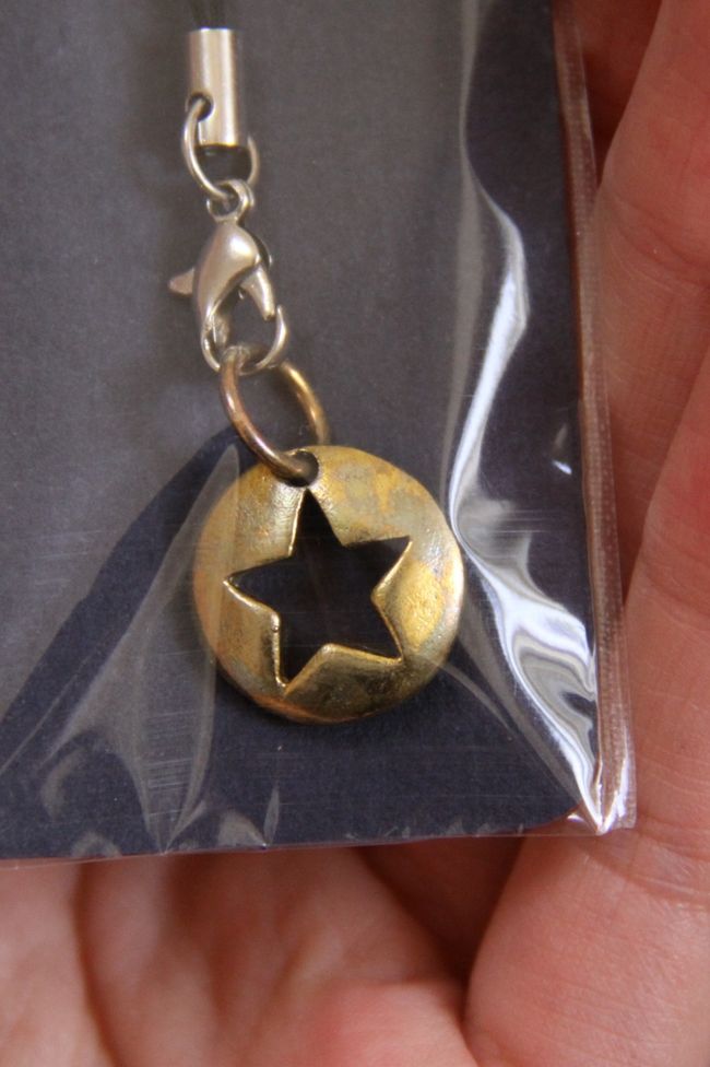 プロパガンダアート「P」で買ったストラップ。<br />値段忘れたけど以外にお高い。１６万VNDくらいじゃなかったか。