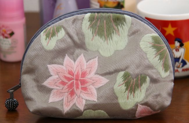 ハノイで大好きだった服＆雑貨店「ＫＡＮＡ」のポーチ。<br />細かなヴェールで覆って、ベトナムの鮮やかな色合いを和らげてる。<br /><br />ＫＡＮＡはちょっと凝っていて、それでいてかわいいです。服も◎。<br />ガイドブックにはさほど載っていないですが、日本人好みだと思うな。