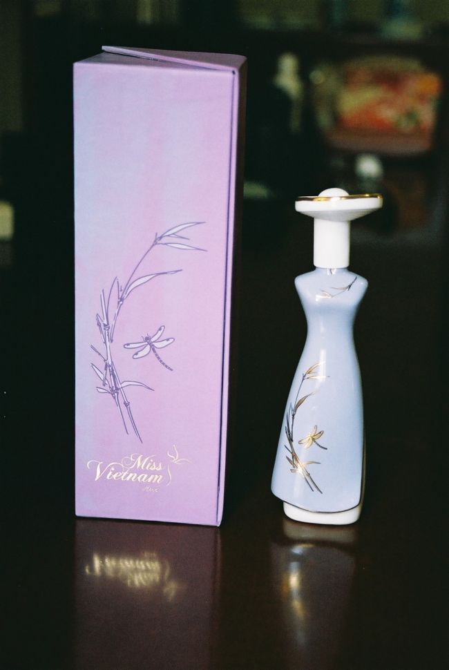 ミス・サイゴンの香水。時間がたつほどにいい香りが増します。<br />８０万VND！は母親に。いらなかったらもらっちゃお。