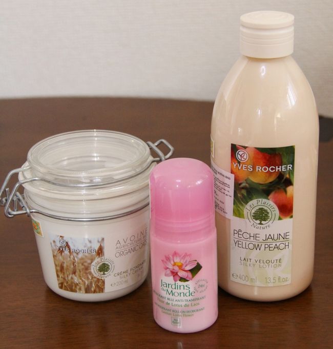 「YVES　ROCHER」で購入したクリーム類。<br />右からピーチのボディクリーム、花の香りのロールオン、オーガニックオーツのクリーム。<br /><br />全部フランス製でベトナムの標準に対してちょいと高め。でも質が良かったので購入。<br /><br />日本の乾燥に効くか心配でしたが、大活躍しています。バケツ型のクリームが香りの持続ともに最高で、妹に追加で送ってもらおうかと思うほど。<br /><br />ロールオンもずっといい香りが続く。<br />色々もう一つ買っておけば良かったな。<br />