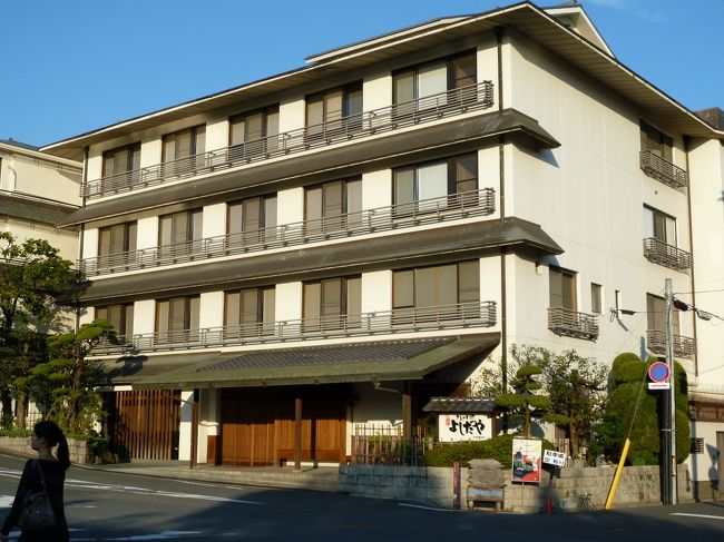 今回の宿はネットで見つけた猿沢の池のほとりにあるよしだや旅館です。<br /><br />奈良って宿選びがなかなか一長一短で難しいんですよね。秋は観光シーズンなので早めにとらないとすぐに満室になってしまうし。<br /><br />近鉄奈良駅から１０分弱で正倉院展に行くにもアクセスがよく使い勝手が良かったです。改装したばかりのようで館内もきれいでした。<br />ただ、感覚的には値段が高いかな。。