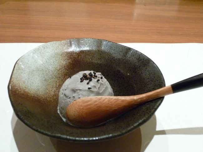 最後はゴマのアイスクリーム。食器の使い方、メニュー構成と、最後まで女性の心を掴む演出でした。