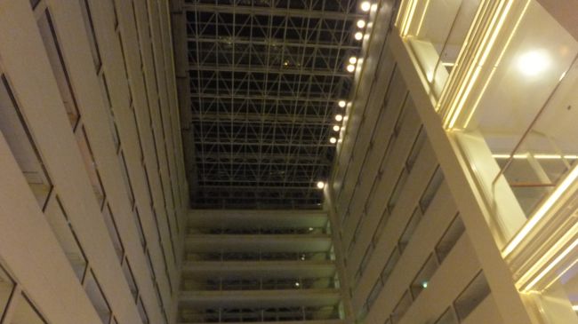 吹き抜けを見上げて、ひと言「　　・　　・　　・　　。」<br /><br />う〜ん、座布団２枚くらいでしょうか？