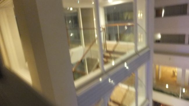 ３基しかないエレベーター。<br /><br />この階段は２〜４階まででした。