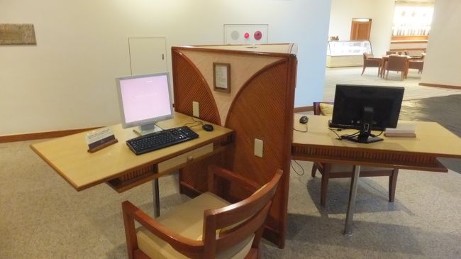 ご自由にお使いください。<br /><br />ロビーではＷｉｆｉが<br /><br />使えるらしいですよ。<br /><br />わたくし、iPhone4Sの<br /><br />モバイルデータ通信を切ってます。<br /><br />※iPhone4Sの月額を安くあげる為です。<br /><br />→セコローなterikara。