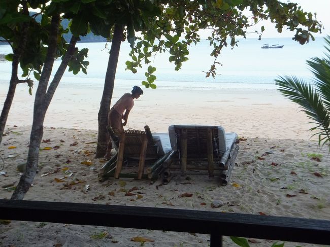 起きてから１時間、<br />ここにきてからの習慣になってしった歌を歌っていると<br />ハウス・キーピングのお姉さんが<br />サン・ベッドの砂を払っていました。