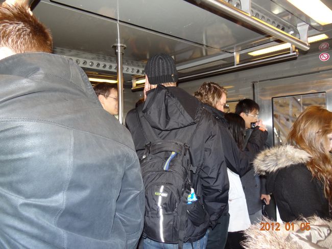 展望台を１周したので、下りのエレベーターに乗ります。下りも結構混んでました。