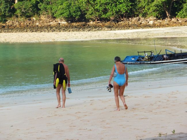 ７時を少しまわったばかりなのに、<br />もう朝食前からひと泳ぎに行く、ほかの宿泊客。<br />いや〜、精力的ですねえ。