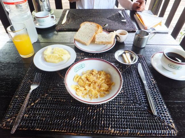 ７時半に朝食をとりにダイニングへ。<br />今朝は、ちょっと趣向を変えて、<br />シリアルにしてみました。<br />もちろん、シュガーフロストのように砂糖はまぶしてありません。<br />牛乳をかけたあと、例のドイツ人の奥様は<br />砂糖代わりにジャムをかけていたので、私もマネしてみました。<br />